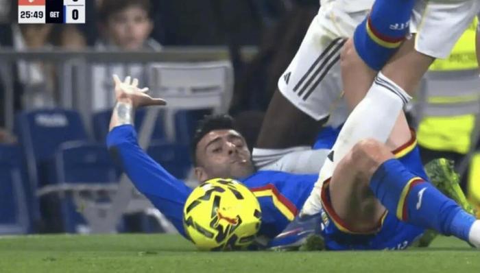 奥客网站-耻辱!吕迪格这动作竟安然无恙?伯纳乌18年神迹夜,毁于一个漏判